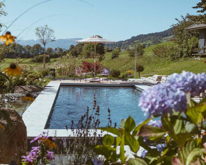 Blauer Pool und im Hintergrund das Bergpanorama